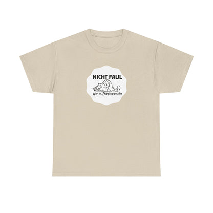 Funny Unisex Tee - "Nicht faul nur im Energiesparmodus"