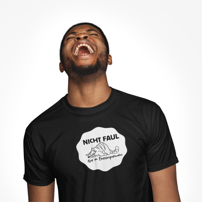 Funny Unisex Tee - "Nicht faul nur im Energiesparmodus"