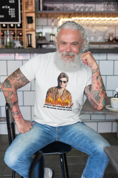 MacGyver Inspired Unisex Jersey Tee - 'Ich Nehm Kaffee, WLAN und Plan B' | Kultfaser